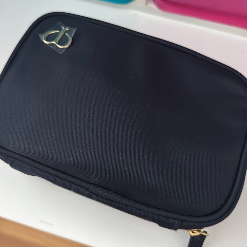 Cle de Peau samples deluxe size. Random 10 sample items at a bulk price.
